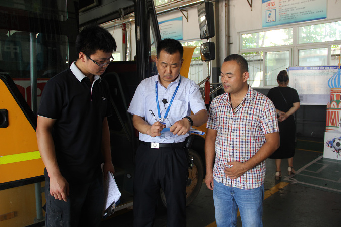 山東濟(jì)南市長(zhǎng)清區(qū):為99輛校車“體檢” 確保學(xué)生安全 山東濟(jì)南市長(zhǎng)清區(qū):為99輛校車“體檢” 確保學(xué)生安全