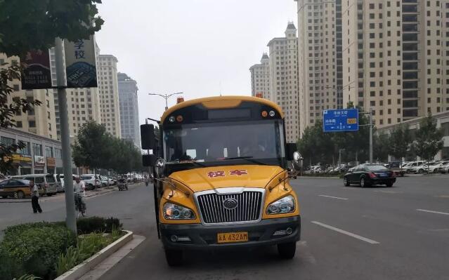 辛集市第一輛“校車(chē)”手續(xù)齊全已經(jīng)上路 辛集市第一輛“校車(chē)”手續(xù)齊全已經(jīng)上路