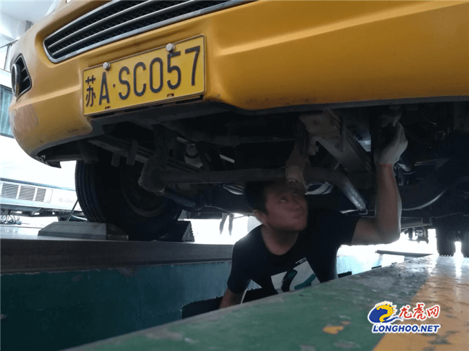 六合公司開(kāi)展校車(chē)專(zhuān)項(xiàng)安檢迎接開(kāi)學(xué)/ 六合公司開(kāi)展校車(chē)專(zhuān)項(xiàng)安檢迎接開(kāi)學(xué)