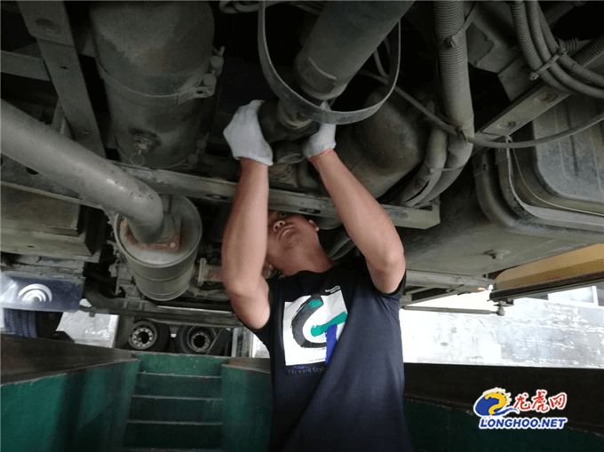 六合公司開(kāi)展校車(chē)專(zhuān)項(xiàng)安檢迎接開(kāi)學(xué)/ 六合公司開(kāi)展校車(chē)專(zhuān)項(xiàng)安檢迎接開(kāi)學(xué)