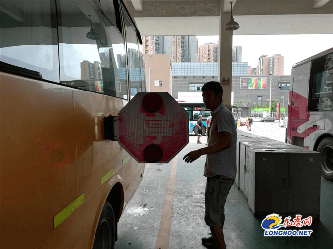 六合公司開(kāi)展校車(chē)專(zhuān)項(xiàng)安檢迎接開(kāi)學(xué)/ 六合公司開(kāi)展校車(chē)專(zhuān)項(xiàng)安檢迎接開(kāi)學(xué)