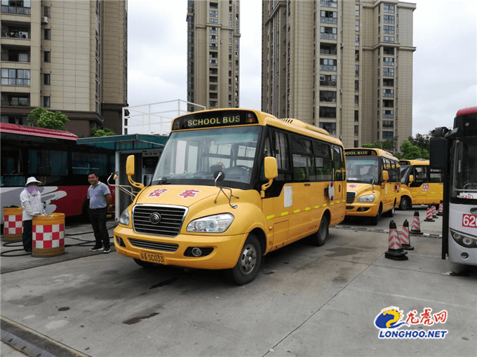 六合公司開(kāi)展校車(chē)專(zhuān)項(xiàng)安檢迎接開(kāi)學(xué)/ 六合公司開(kāi)展校車(chē)專(zhuān)項(xiàng)安檢迎接開(kāi)學(xué)