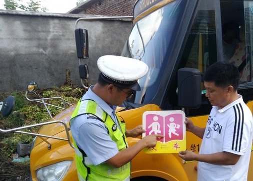 開學前鄒城校車“體檢” 交警查得特仔細 開學前鄒城校車“體檢” 交警查得特仔細