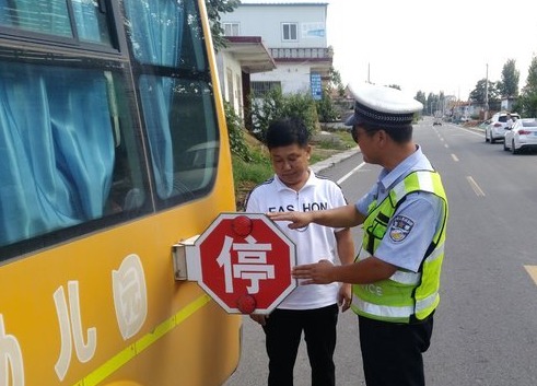 開學前鄒城校車“體檢” 交警查得特仔細 開學前鄒城校車“體檢” 交警查得特仔細