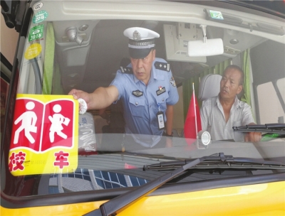 蘭州:交警開學(xué)前“啟封”校車排查校車安全隱患 蘭州:交警開學(xué)前“啟封”校車排查校車安全隱患