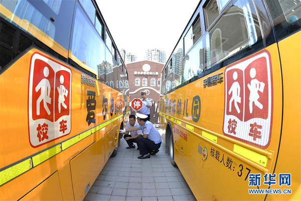 河北邢臺(tái)：校車“體檢”待開學(xué)