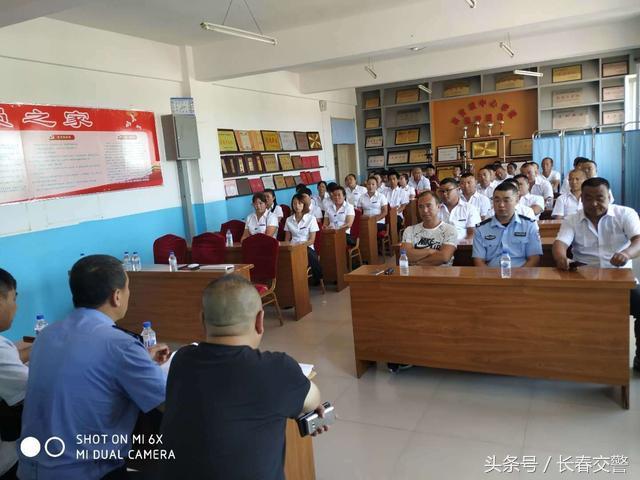 新學(xué)期開學(xué)季丨長春交警為校車駕駛員和學(xué)生家長送去“交通安全禮”