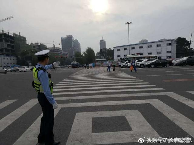 新學(xué)期開學(xué)季丨長春交警為校車駕駛員和學(xué)生家長送去“交通安全禮”