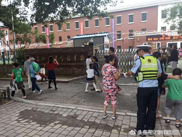 新學(xué)期開學(xué)季丨長春交警為校車駕駛員和學(xué)生家長送去“交通安全禮”