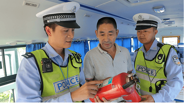 江蘇連云港安檢校車迎開學(xué)