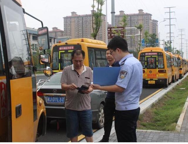 常德柳葉湖交警：開展新學(xué)期校車安全隱患大排查行動