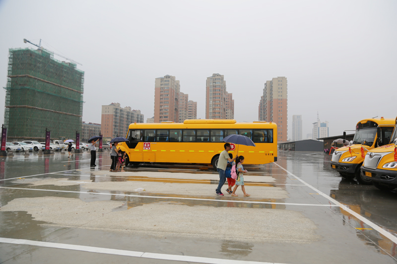 江蘇連云港贛榆區(qū):學(xué)生今日起坐上專用校車 江蘇連云港贛榆區(qū):學(xué)生今日起坐上專用校車