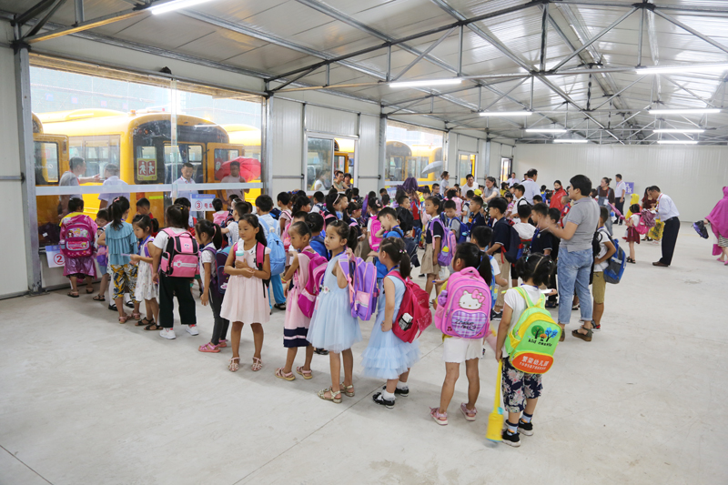 江蘇連云港贛榆區(qū):學(xué)生今日起坐上專用校車 江蘇連云港贛榆區(qū):學(xué)生今日起坐上專用校車