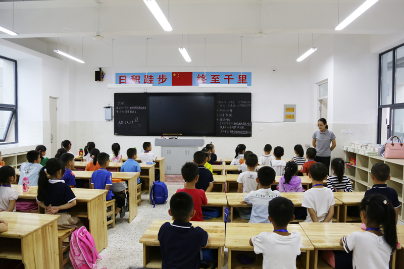 江蘇連云港贛榆區(qū):學(xué)生今日起坐上專用校車 江蘇連云港贛榆區(qū):學(xué)生今日起坐上專用校車