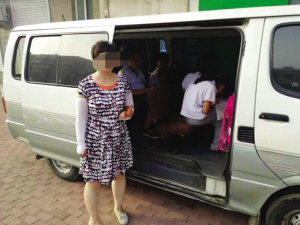 大連：嚴(yán)重超員“黑校車” 被抓時(shí)學(xué)生還在車?yán)飳懽鳂I(yè)