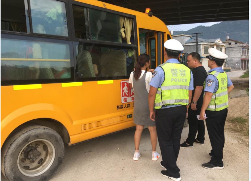 湖南岳陽市南江鎮(zhèn):開展校車運(yùn)營安全執(zhí)法大檢查 湖南岳陽市南江鎮(zhèn):開展校車運(yùn)營安全執(zhí)法大檢查