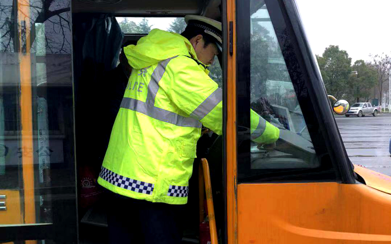 常德交警直屬一大隊集中檢查校車筑牢安全防線