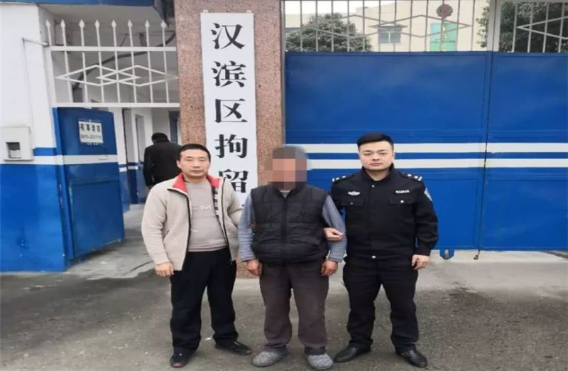 漢陰男子攔停幼兒園校車搶奪鑰匙 暴力抗法致民警受傷