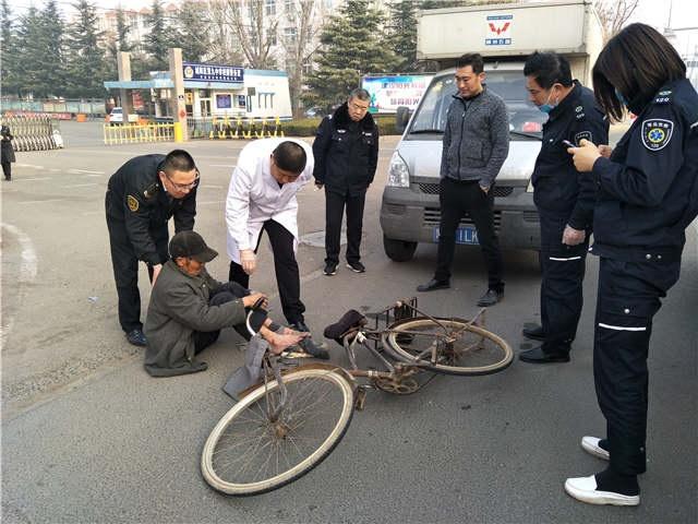 八旬老人被車撞，青島校車司機(jī)伸援手