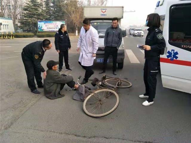 八旬老人被車撞，青島校車司機(jī)伸援手