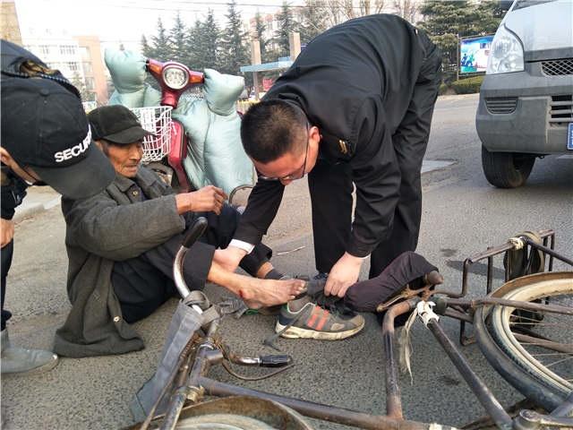 八旬老人被車撞，青島校車司機(jī)伸援手
