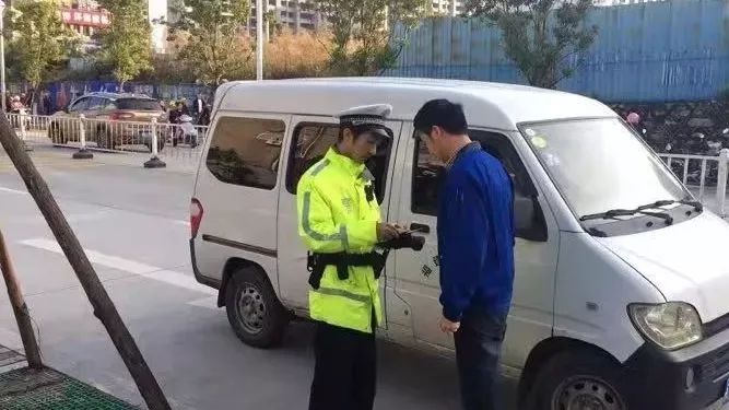校車安全無小事，福清交警嚴查嚴處“黑校車”!!!