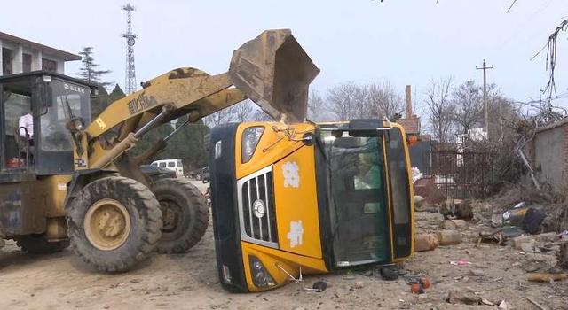 華陰男子駕駛證照不符無(wú)牌校車被罰款扣分/ 華陰男子駕駛證照不符無(wú)牌校車被罰款扣分