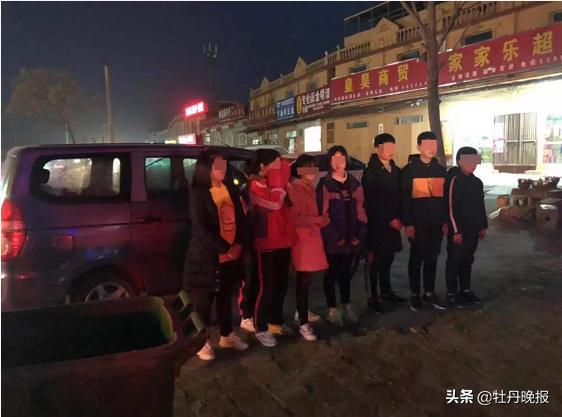 “校車”涉嫌違規(guī)被查 學(xué)生卻稱被交警“暖到了” “校車”涉嫌違規(guī)被查 學(xué)生卻稱被交警“暖到了”