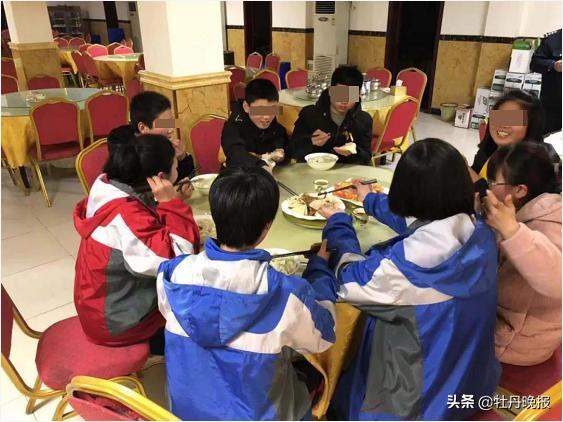 “校車”涉嫌違規(guī)被查 學(xué)生卻稱被交警“暖到了” “校車”涉嫌違規(guī)被查 學(xué)生卻稱被交警“暖到了”