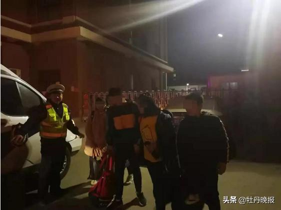 “校車”涉嫌違規(guī)被查 學(xué)生卻稱被交警“暖到了” “校車”涉嫌違規(guī)被查 學(xué)生卻稱被交警“暖到了”