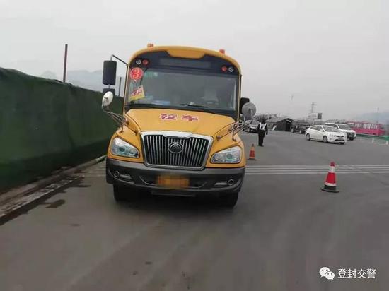 登封一校車司機(jī)找替駕 違法上路被處罰 登封一校車司機(jī)找替駕 違法上路被處罰