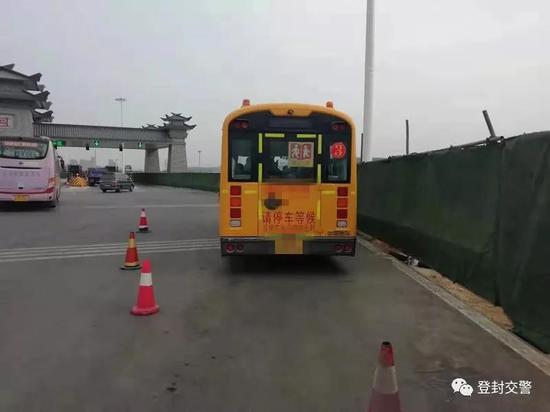 登封一校車司機(jī)找替駕 違法上路被處罰 登封一校車司機(jī)找替駕 違法上路被處罰