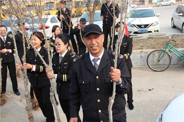 “大鼻子”校車(chē)志愿者多處植樹(shù)增綠 還在車(chē)內(nèi)開(kāi)講環(huán)保課 “大鼻子”校車(chē)志愿者多處植樹(shù)增綠 還在車(chē)內(nèi)開(kāi)講環(huán)保課