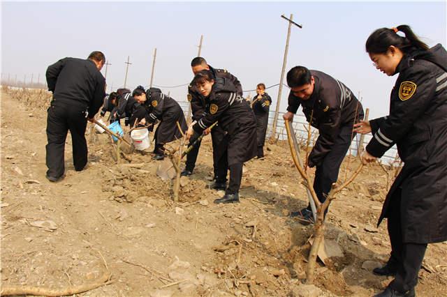 “大鼻子”校車(chē)志愿者多處植樹(shù)增綠 還在車(chē)內(nèi)開(kāi)講環(huán)保課 “大鼻子”校車(chē)志愿者多處植樹(shù)增綠 還在車(chē)內(nèi)開(kāi)講環(huán)保課