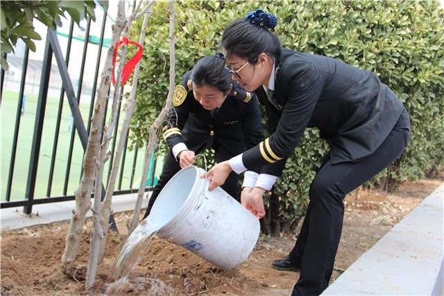 “大鼻子”校車(chē)志愿者多處植樹(shù)增綠 還在車(chē)內(nèi)開(kāi)講環(huán)保課 “大鼻子”校車(chē)志愿者多處植樹(shù)增綠 還在車(chē)內(nèi)開(kāi)講環(huán)保課