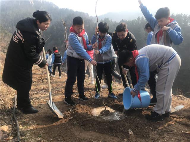 “大鼻子”校車(chē)志愿者多處植樹(shù)增綠 還在車(chē)內(nèi)開(kāi)講環(huán)保課 “大鼻子”校車(chē)志愿者多處植樹(shù)增綠 還在車(chē)內(nèi)開(kāi)講環(huán)保課
