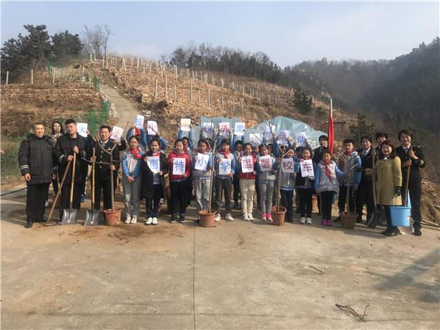 “大鼻子”校車(chē)志愿者多處植樹(shù)增綠 還在車(chē)內(nèi)開(kāi)講環(huán)保課 “大鼻子”校車(chē)志愿者多處植樹(shù)增綠 還在車(chē)內(nèi)開(kāi)講環(huán)保課