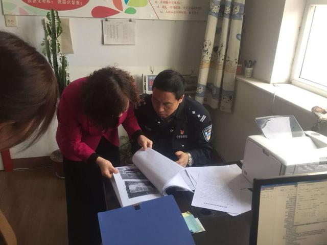 晉城交警四大隊民警走進轄區(qū)幼兒園檢查校車安全/ 晉城交警四大隊民警走進轄區(qū)幼兒園檢查校車安全