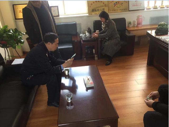 晉城交警四大隊民警走進轄區(qū)幼兒園檢查校車安全/ 晉城交警四大隊民警走進轄區(qū)幼兒園檢查校車安全