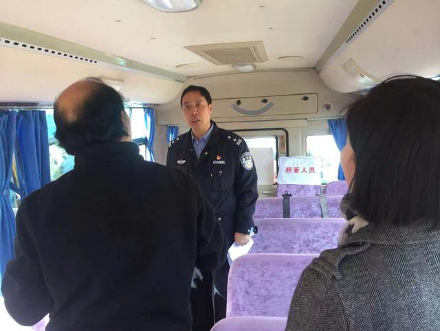 晉城交警四大隊民警走進轄區(qū)幼兒園檢查校車安全/ 晉城交警四大隊民警走進轄區(qū)幼兒園檢查校車安全