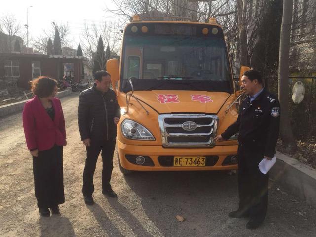 晉城交警四大隊民警走進轄區(qū)幼兒園檢查校車安全/ 晉城交警四大隊民警走進轄區(qū)幼兒園檢查校車安全