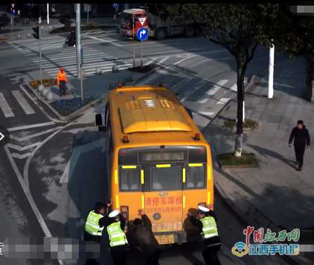 德興校車故障堵住路口 警民聯(lián)手推車保暢通 德興校車故障堵住路口 警民聯(lián)手推車保暢通