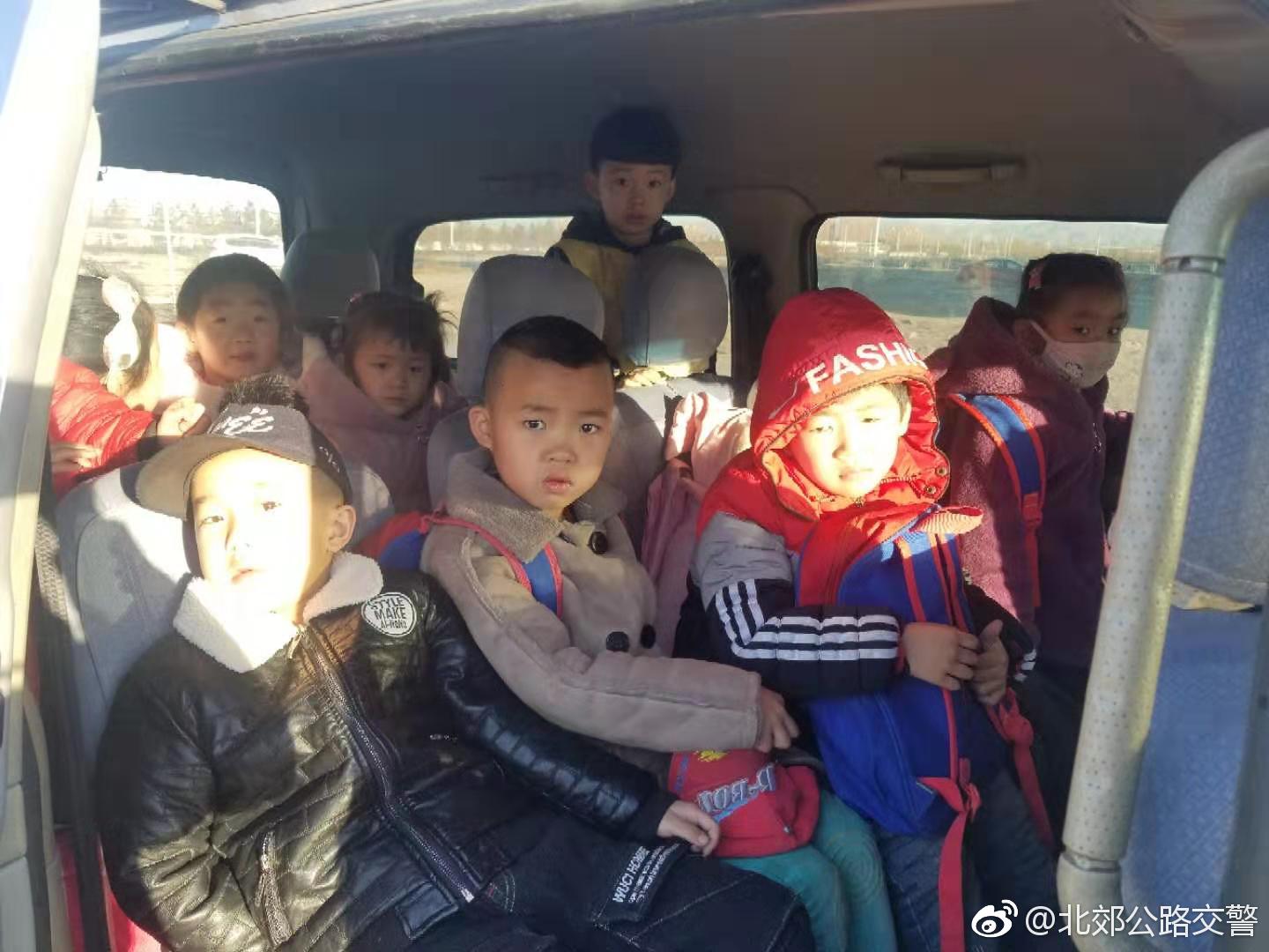 內(nèi)蒙古包頭:北郊大隊(duì)查獲一起黑校車 內(nèi)蒙古包頭:北郊大隊(duì)查獲一起黑校車