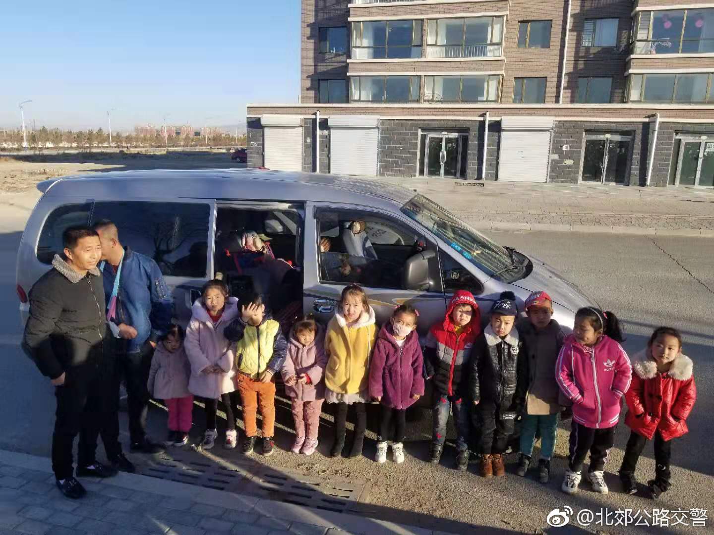 內(nèi)蒙古包頭:北郊大隊(duì)查獲一起黑校車 內(nèi)蒙古包頭:北郊大隊(duì)查獲一起黑校車