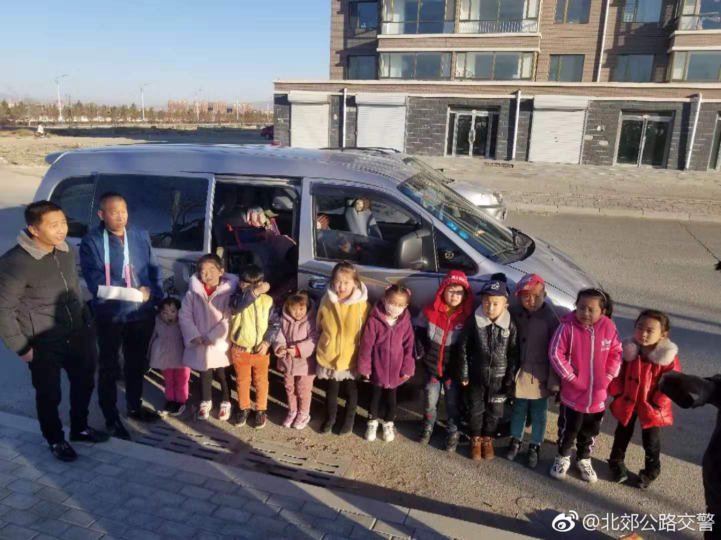 內(nèi)蒙古包頭:北郊大隊(duì)查獲一起黑校車 內(nèi)蒙古包頭:北郊大隊(duì)查獲一起黑校車