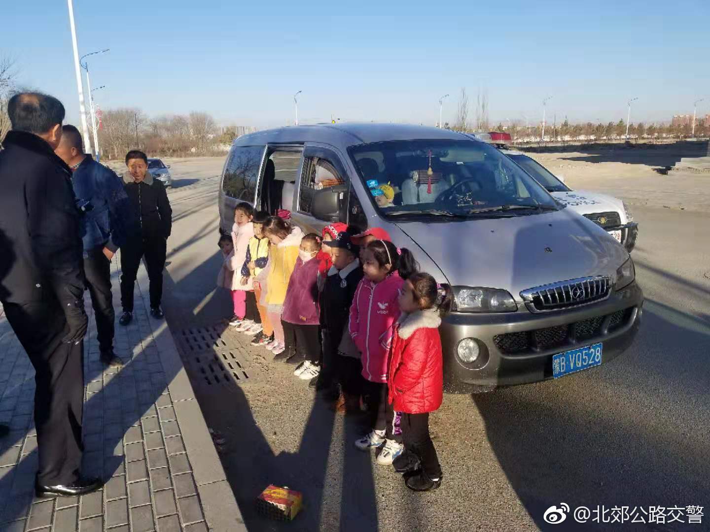 內(nèi)蒙古包頭:北郊大隊(duì)查獲一起黑校車 內(nèi)蒙古包頭:北郊大隊(duì)查獲一起黑校車