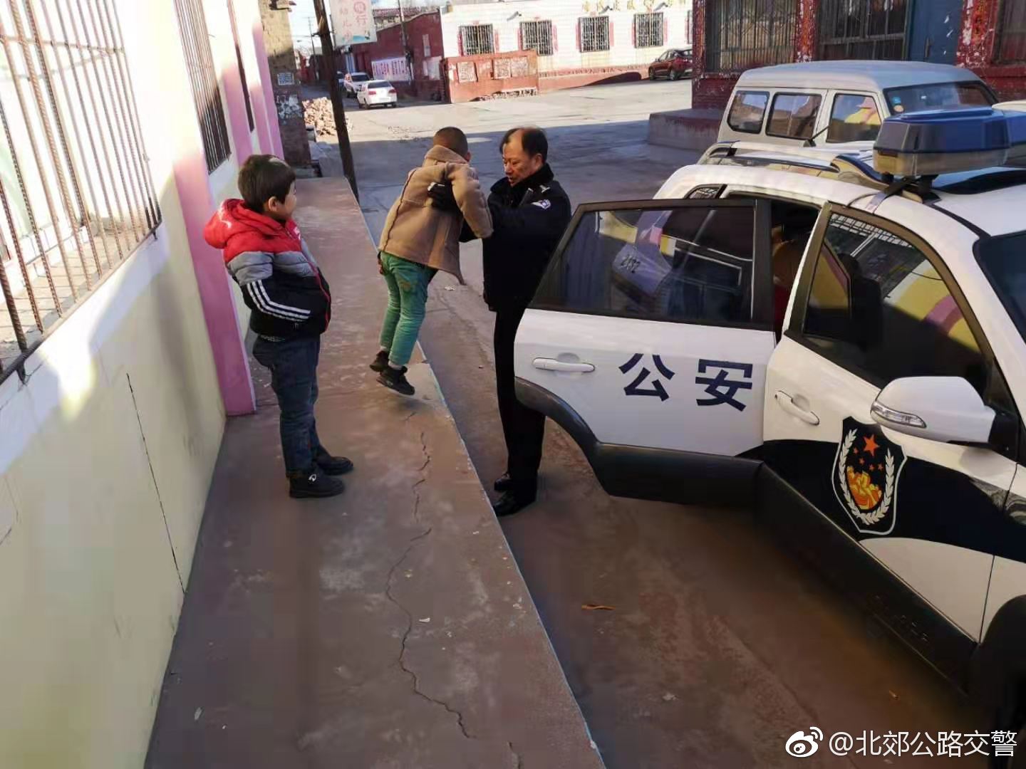 內(nèi)蒙古包頭:北郊大隊(duì)查獲一起黑校車 內(nèi)蒙古包頭:北郊大隊(duì)查獲一起黑校車