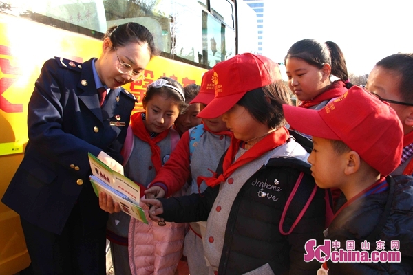 嶗山區(qū)市場(chǎng)監(jiān)管局開展溫馨校車315消費(fèi)維權(quán)普法課堂活動(dòng)/ 嶗山區(qū)市場(chǎng)監(jiān)管局開展溫馨校車315消費(fèi)維權(quán)普法課堂活動(dòng)