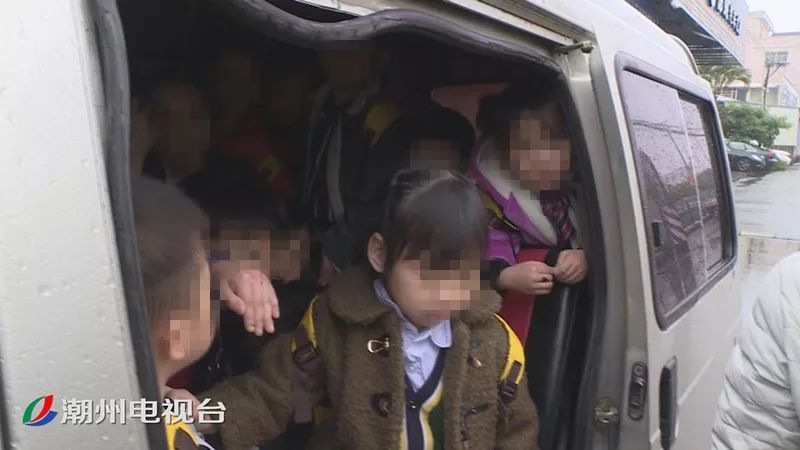 “黑校車”超員近200% 潮安交警依法查扣 “黑校車”超員近200% 潮安交警依法查扣