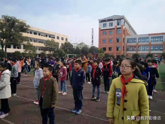 資陽(yáng)五福路小學(xué):開(kāi)展校車消防逃生演練活動(dòng) 資陽(yáng)五福路小學(xué):開(kāi)展校車消防逃生演練活動(dòng)